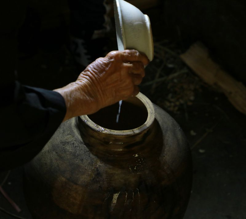 7.落缸發(fā)酵——并把分離出的酒液倒入酒壇中并放置貯酒間進行長達30天的自然熟化。.jpg