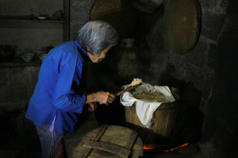 3.蒸飯——將浸泡后的米，置入蒸筒，經(jīng)3小時蒸汽蒸熟。.jpg